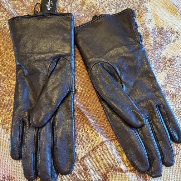 🆕️Lord and Taylor Dark Chocolate brown leather gloves with beige fur, Medium - Picture 2 of 6